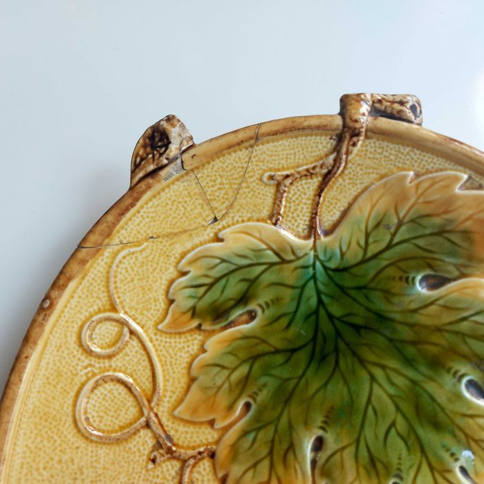 Platou antic ceramică Majolica anii 1900 – Frunze viță de vie în relief (Piesă colecție)