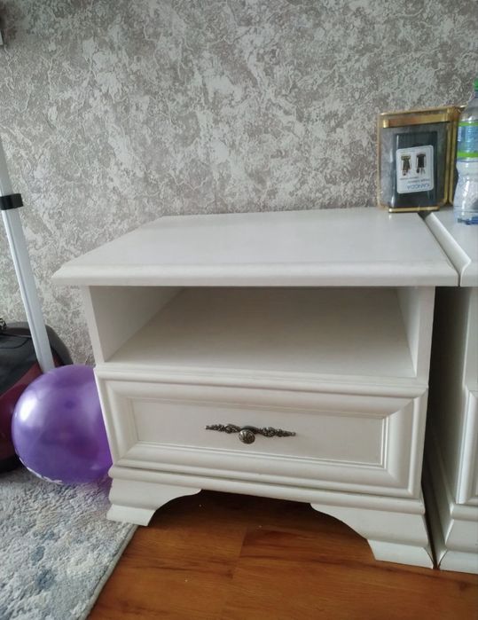 кровать и две одинаковые тумбочки