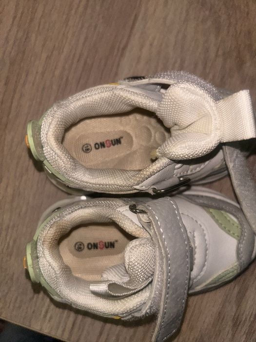 Детские кроссовки