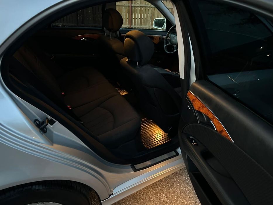 Mercedes E-class 2.2 diesel , facelfit *Trapă*Bi-xenon*Carte service*