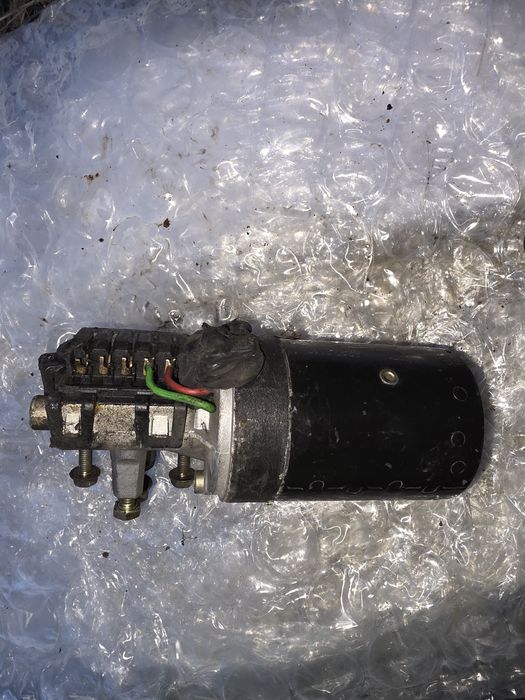 5 пина букса Bosch моторче за чистачки А4 Б5