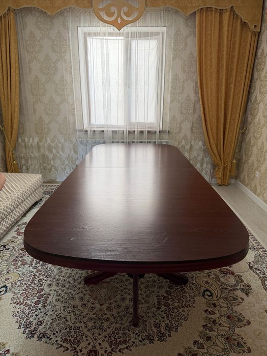 Овальный стол из дерева