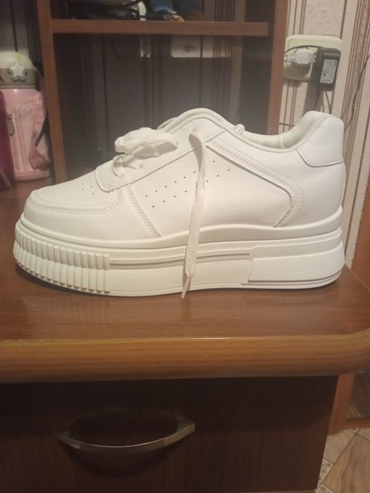 Продам кроссовки женские