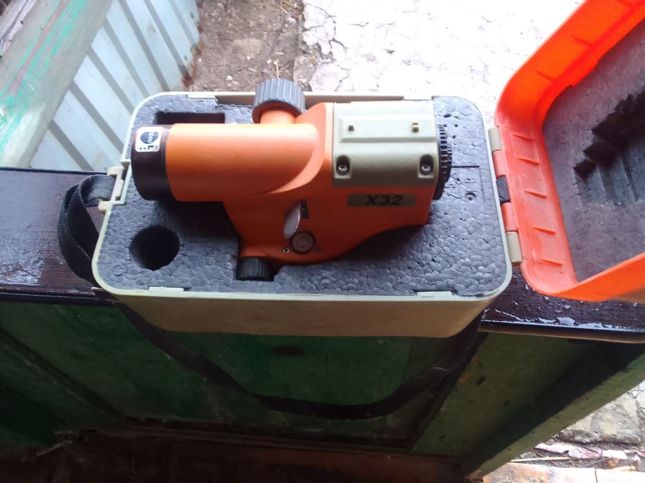 Невелир с чехолом.