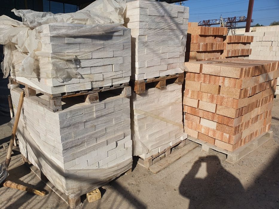 Реализуем  огнеупорный  кирпичи  и дверцы для печи чугунные.