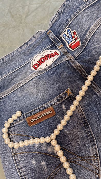 Дънки Джофра с висока талия и емблеми