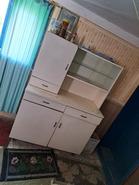 Голям стар кухненски бюфет