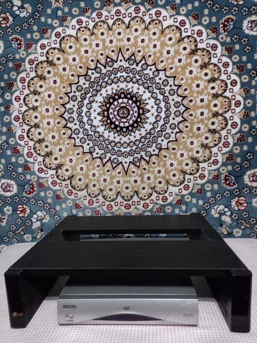 Полки под телевизор,модем.