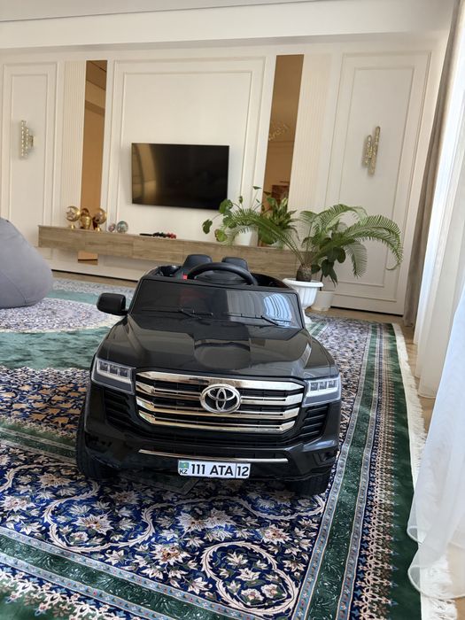 Машинка Land Cruiser 300 новая