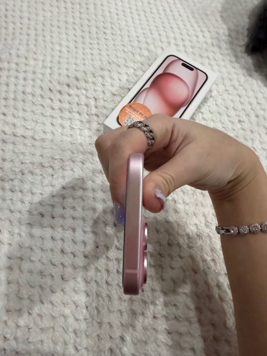 iPhone 15 roz impecabil