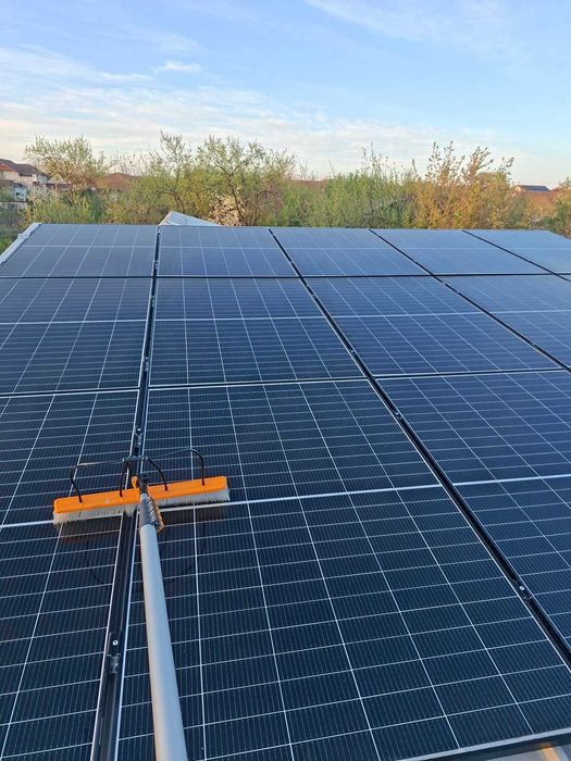 Perie profesională pentru spălat panouri fotovoltaice – Închiriere Timișoara