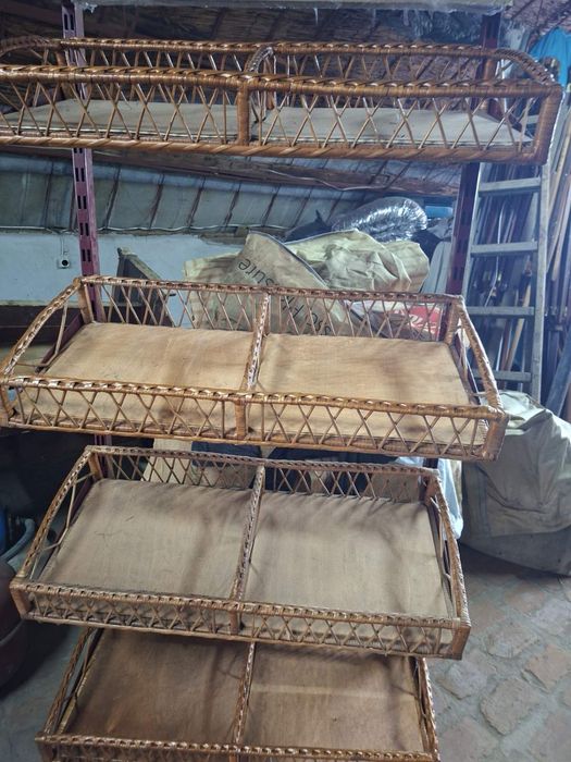 Продавам Стелажи  с ракитови кошници