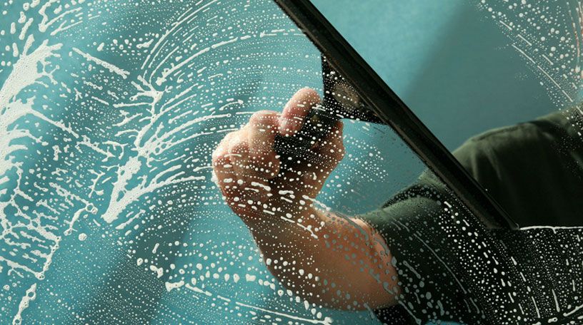 Почистване на прозорци