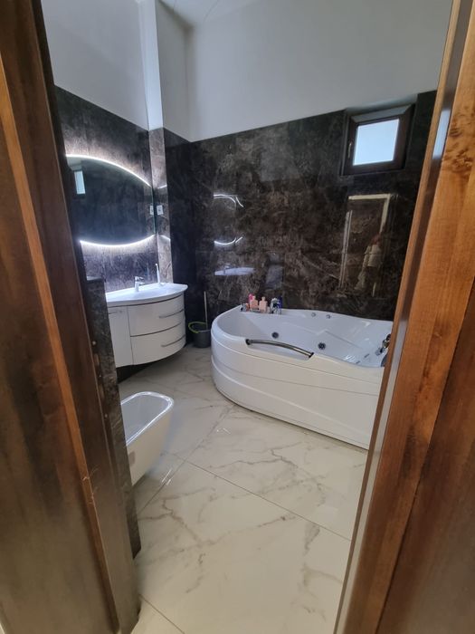 de vânzare apartament, 3 camere complet mobilat si utilat. 100mp, plus mansarda. vândut de proprietar