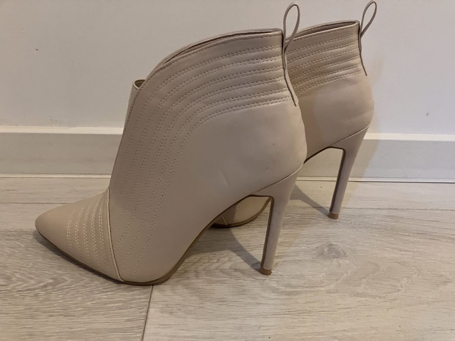 Дамски боти, нуд