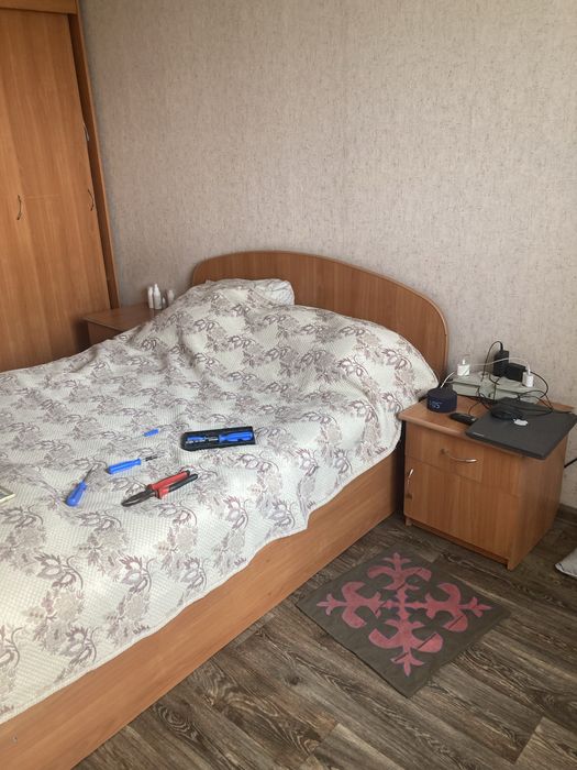 Кровать, шкаф и тумбочки