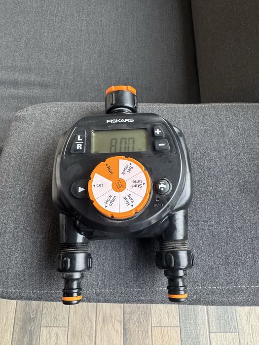 Programator pentru irigare/udare Fiskars 1054792, 2 iesiri,durata irigare 1 - 360 minute,ecran LCD,functioneaza cu baterii