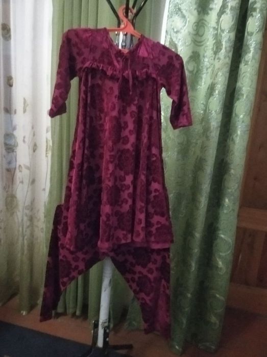 Kiyimlar bor ko‘pkina holati yaxshi marg‘ilonda