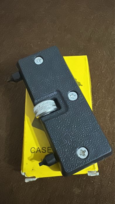 Instrument de deschidere a capacului ceasurilor