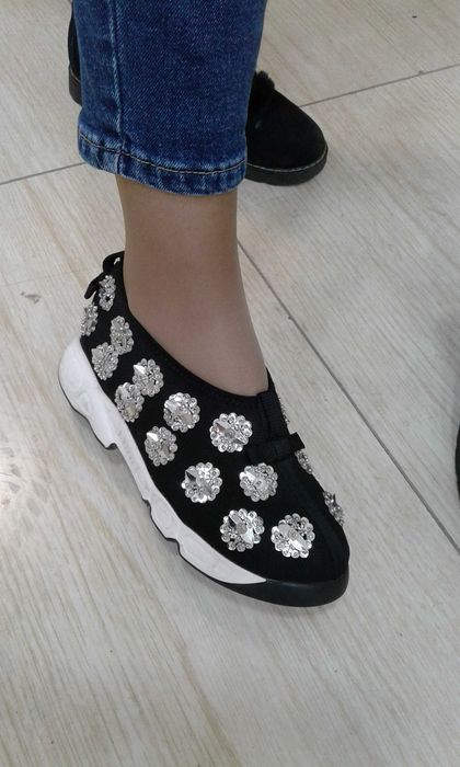 Скичерсы Dior продаются