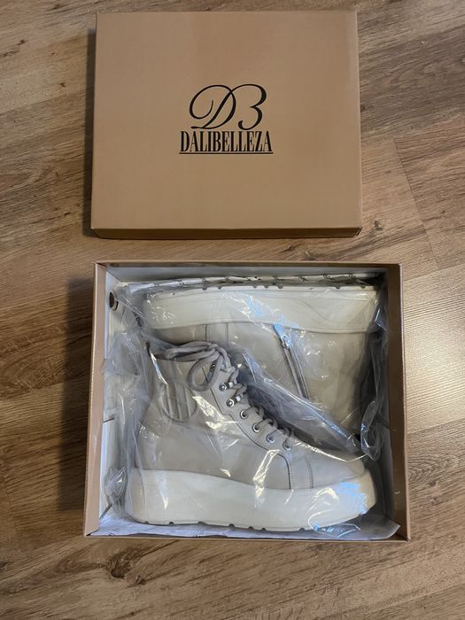 Високи сникърси тип бота