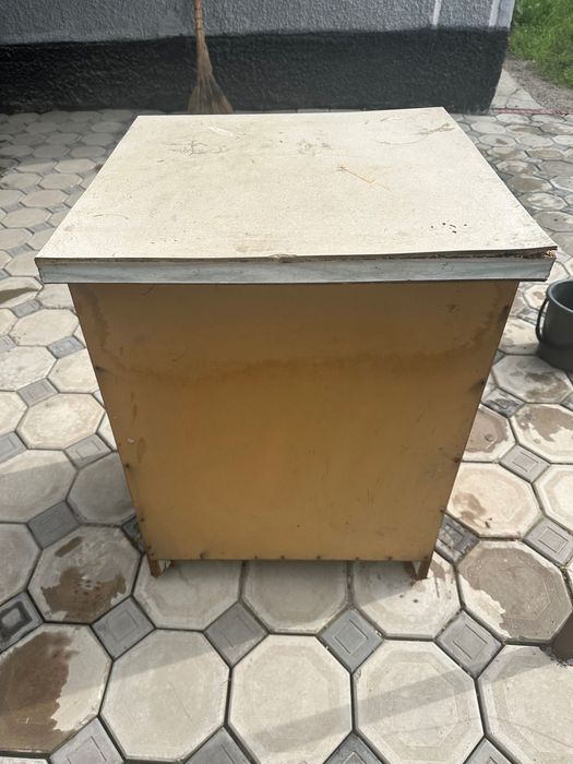 Шкаф с ручками и дверцой