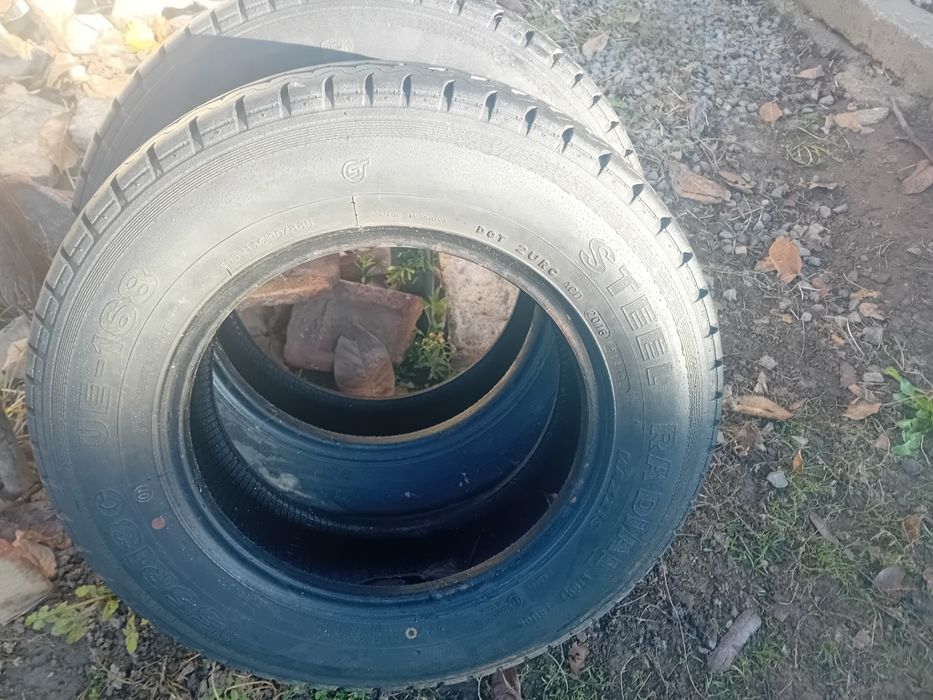 Продавам два броя гуми,подходящи за ремърке или каравана.Размер.155/13