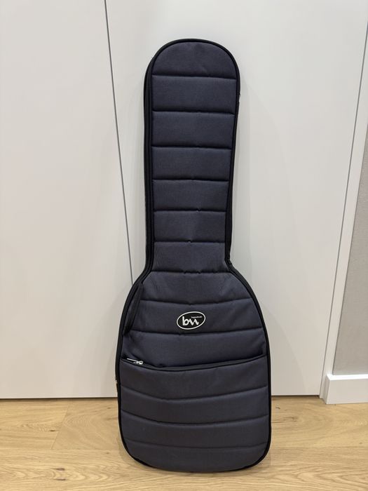 Электротгитара Yamaha Pacifica, гитарный комбоусилитель Peavey SOLO.