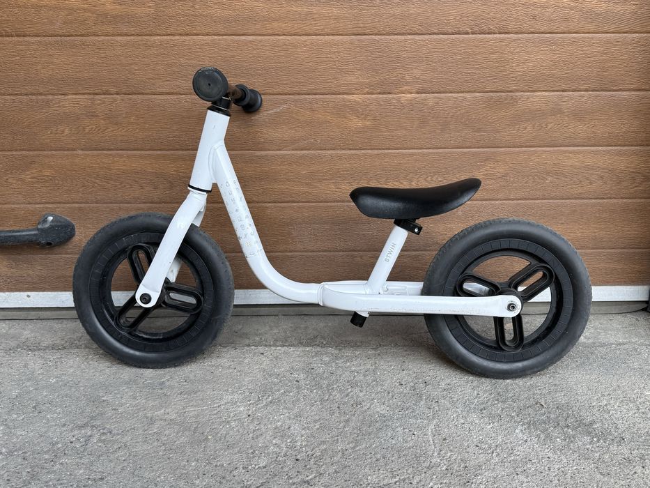 Bicicleta de echilibru si casca Decathlon