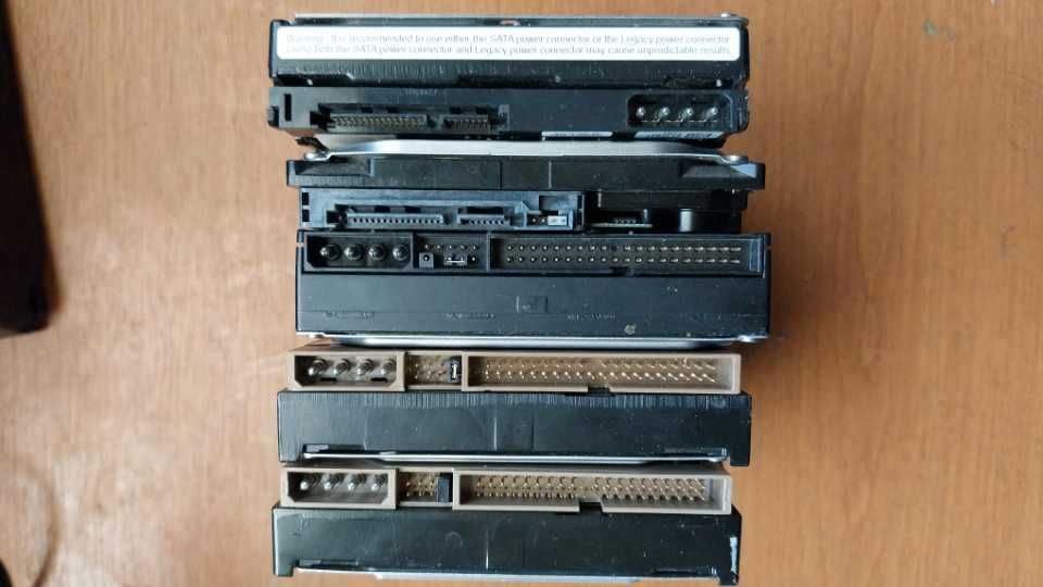 Хард дискове 6 броя.