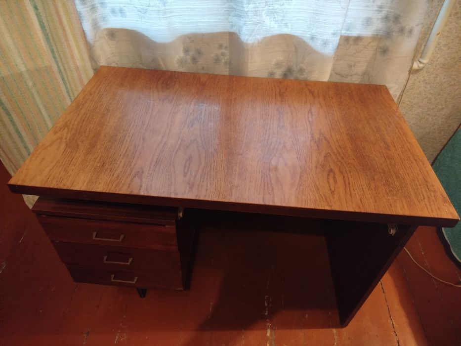 Письменный стол.