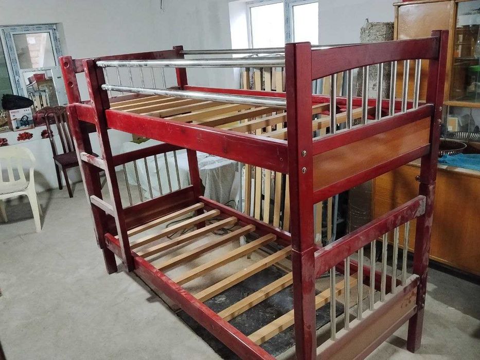 Детский манеж- кроватка,стульчик для кормления., двухъяр. Кровать