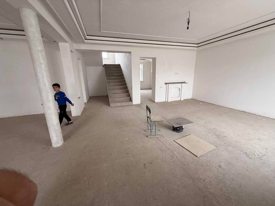 3 каватли 6 сотихли участка сотилади
8 хона 
4 та санузил 
3 уровен 
8