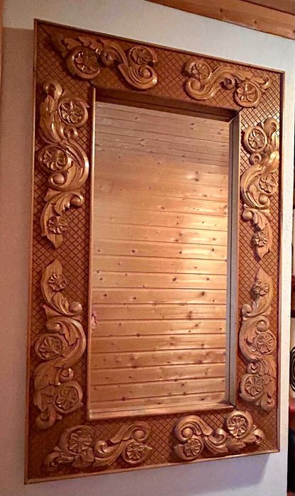 Oglindă cu ramă din lemn sculptată manual – stil rustic/tradițional