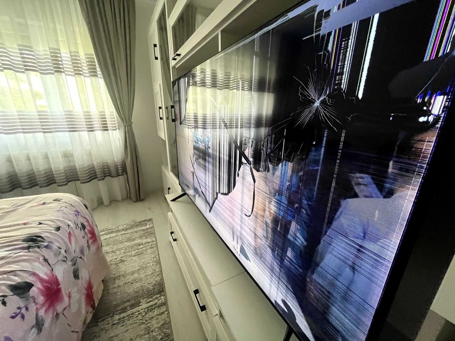 Samsung 65” UE65TU8072 – defect display, pentru piese