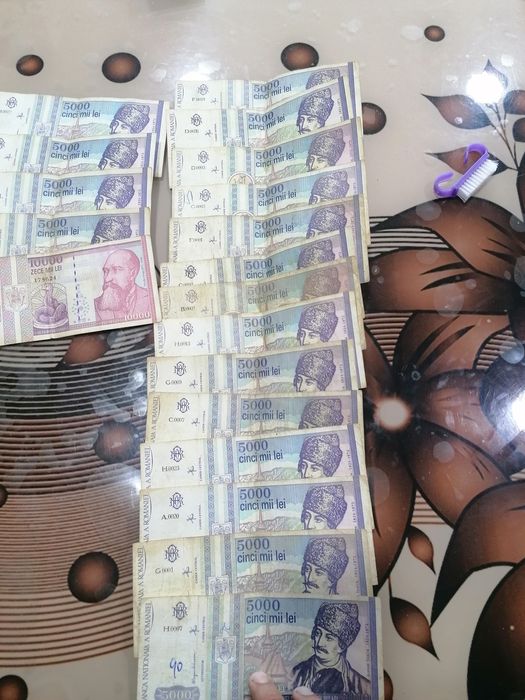 Vând 18 bancnote de 5000 și una de 10000
