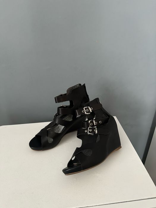 Женские сандалии