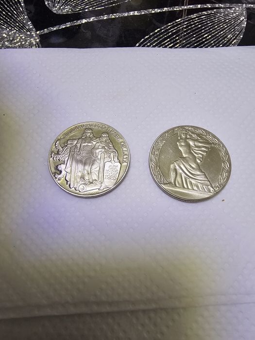 Часовник механичен и антични монети