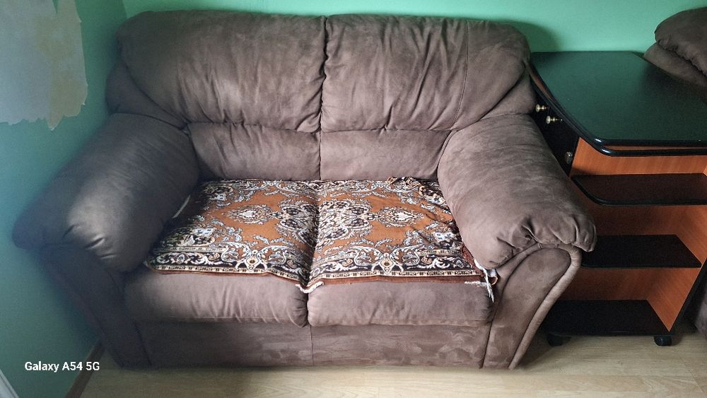 Vând set: două canapele spațioase + fotoliu.