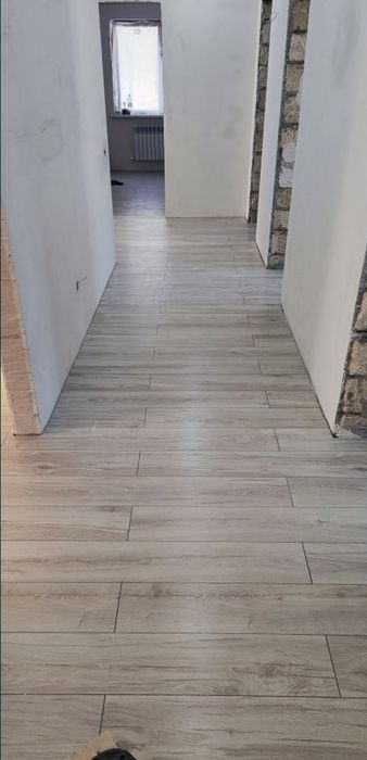 Укладка ламината и кварцвинила, монтаж плинтусов