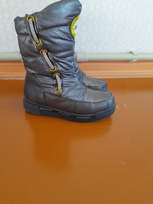 қыстық аяқ киімдер сатылады.