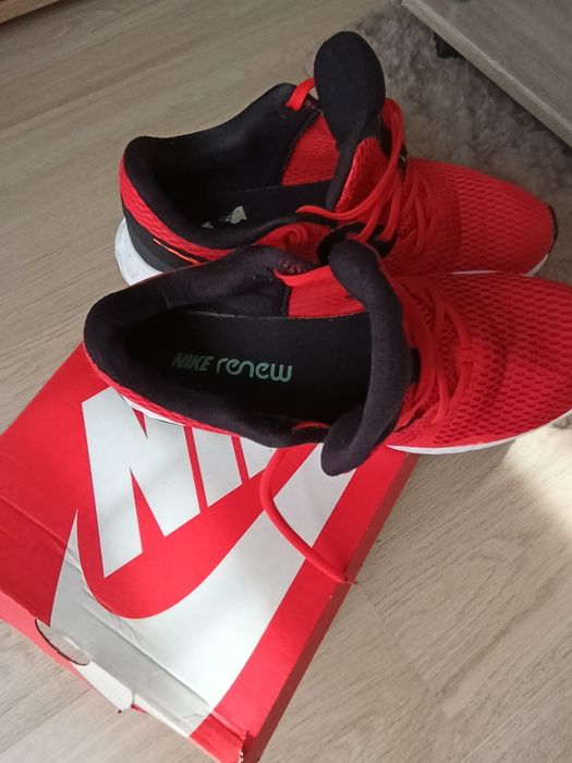 Vând Adidasi Nike