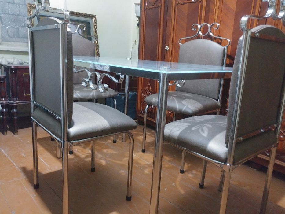 Продается .необычный.комплект .стол стулья .