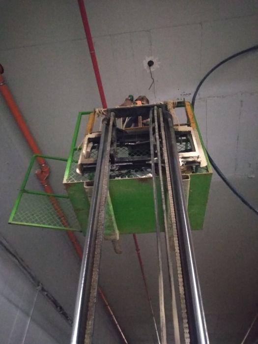 Бобкат/палетни вилици/скеле/контеинери/валяк