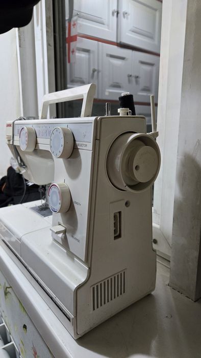 Продам обмен машинка Janome