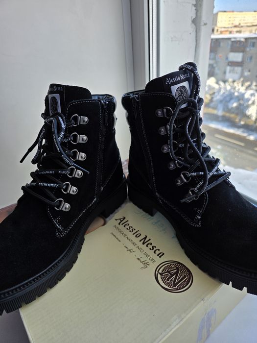 Ботинки 38 размер 3000 тенге.