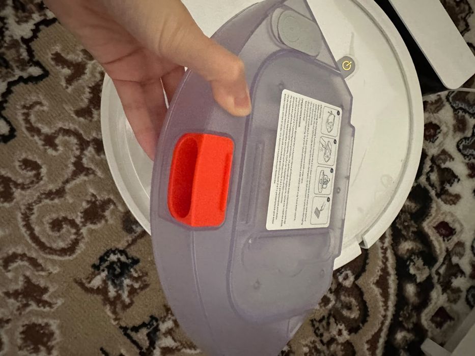 Продам Xiaomi Robot Vacuum E10 — компактный робот-пылесос.