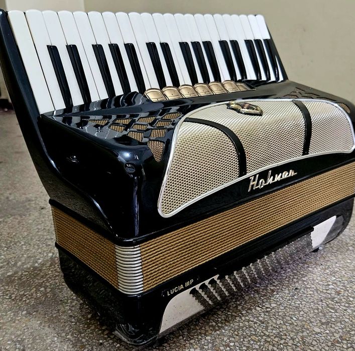 Acordeon  Hohner Lucia 3   cu  96 de basi. negru