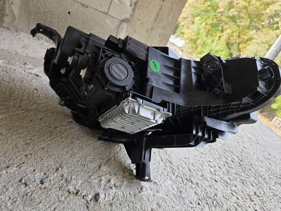 Volvo EX30 ляв и десен фар