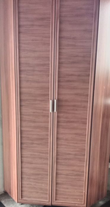 Угловой большой шкаф